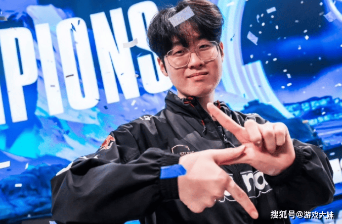 S14冠(guān)军皮肤开始(shǐ)宣(xuān)传，zeus却被(bèi)區(qū)别对待，登录页面被(bèi)故意遮(zhē)挡