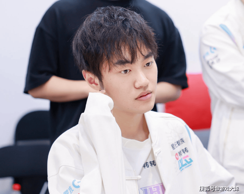 LOL官方点名knight，将他所有荣譽(yù)罗列出來(lái)，离大满貫(guàn)還(hái)差(chà)一個(gè)S冠