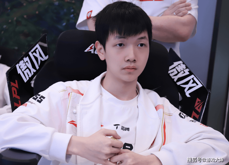 解说米勒说出LPL困境，中单选手出现严重断档，新生代实力都很菜