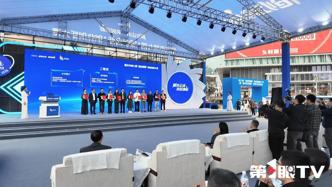 重庆新闻联播 | 新闻特写 · 繁华商圈里的“双创”比赛