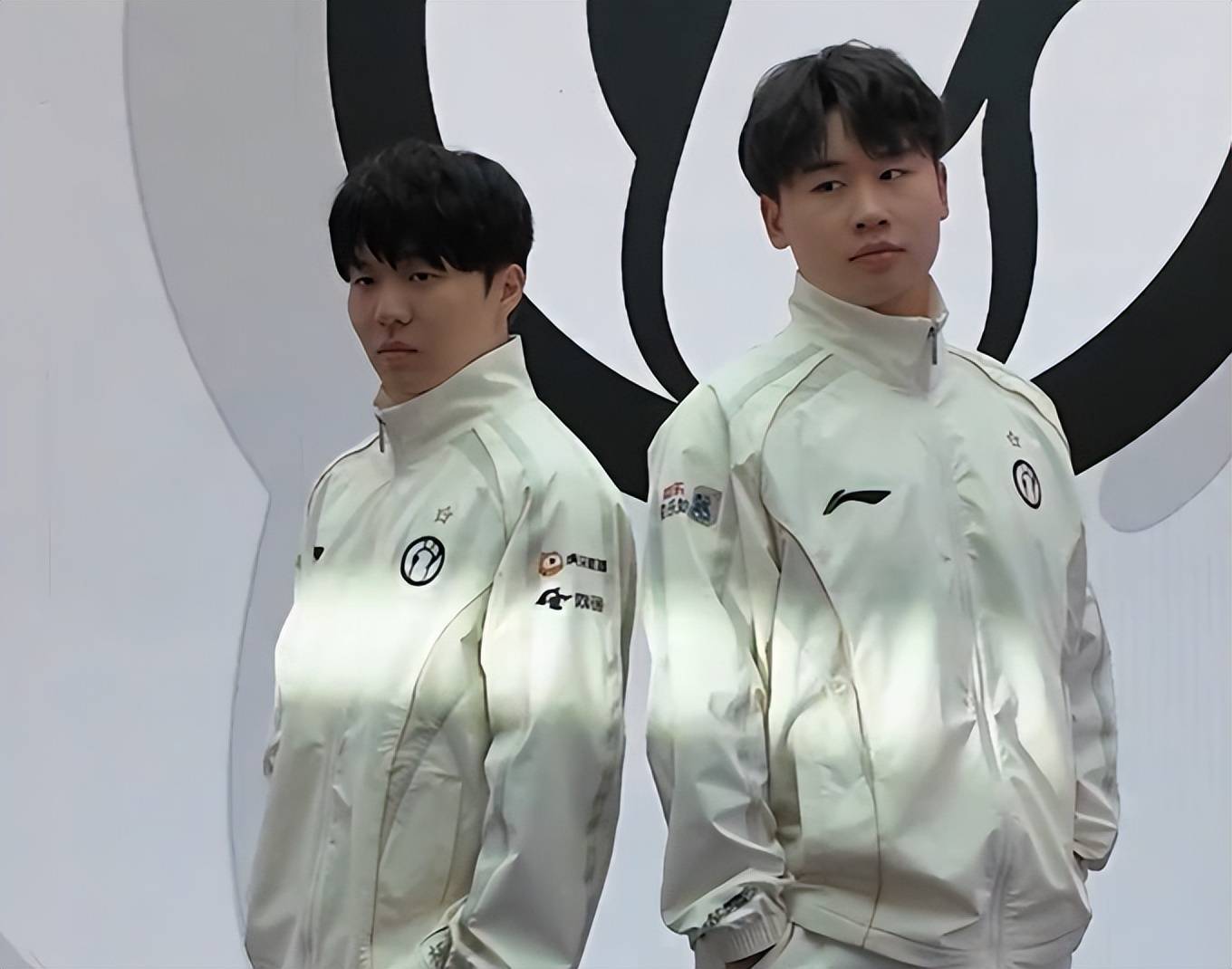 IG战败，Rookie龙坑逛街引热议，网友：换个德杯冠军中单试试