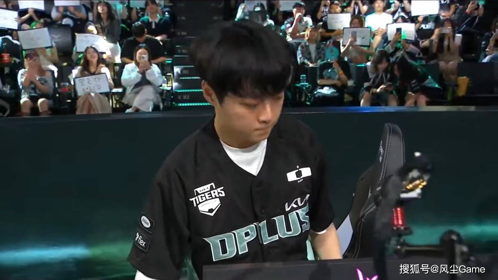 LCK冠军战队爆发内讧！中单惨遭队友霸凌，上单拒绝沟通打字交流